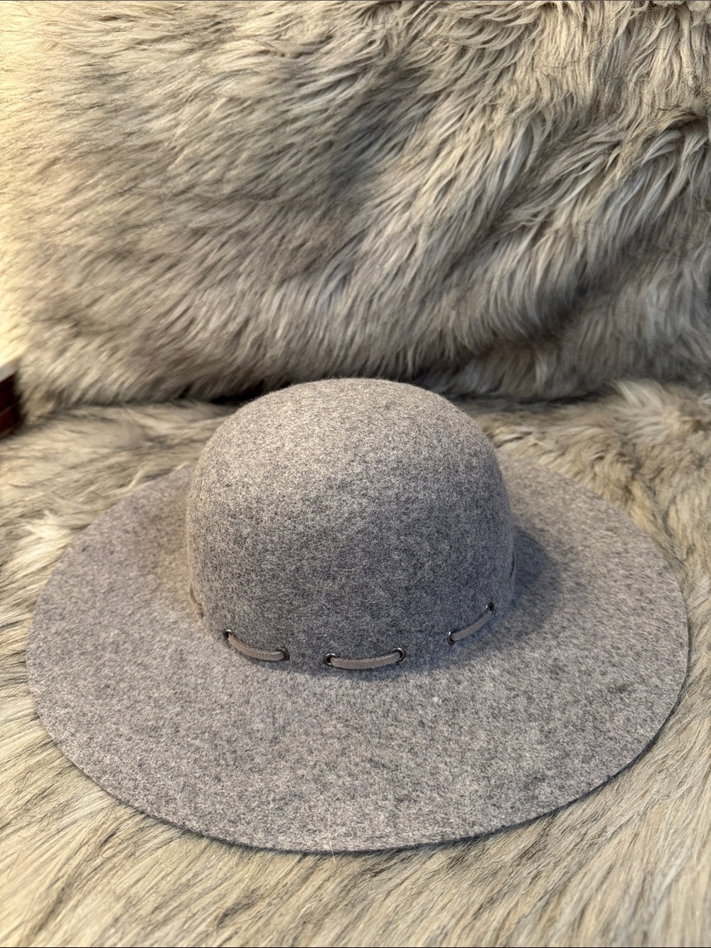 Karen Kane Light Gray Felt Wide-Brim Hat with Decorative Eyelets OS